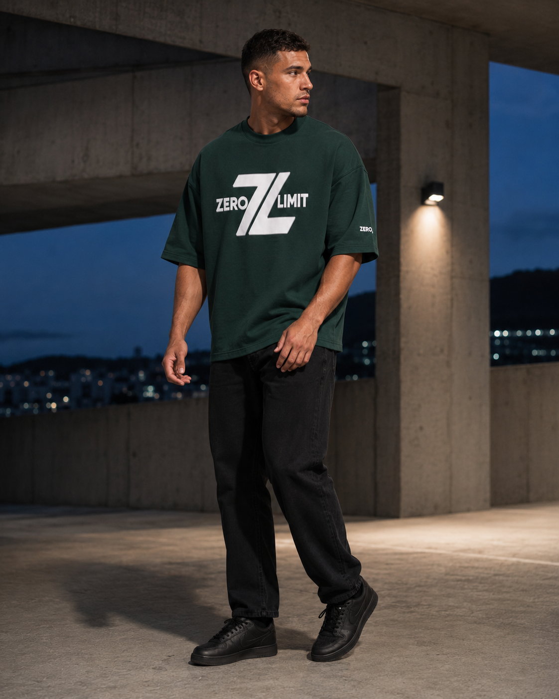 ZERO LIMIT 400 GSM Boxy T-Shirt Dunkelgrün – Model